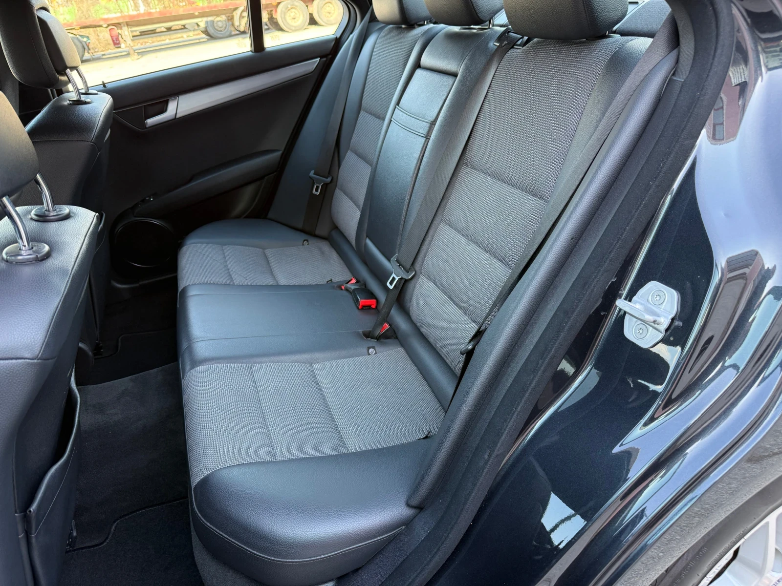 Mercedes-Benz C 200 i / AMG / AUTOMATIC, снимка 11 - Автомобили и джипове - 53988283