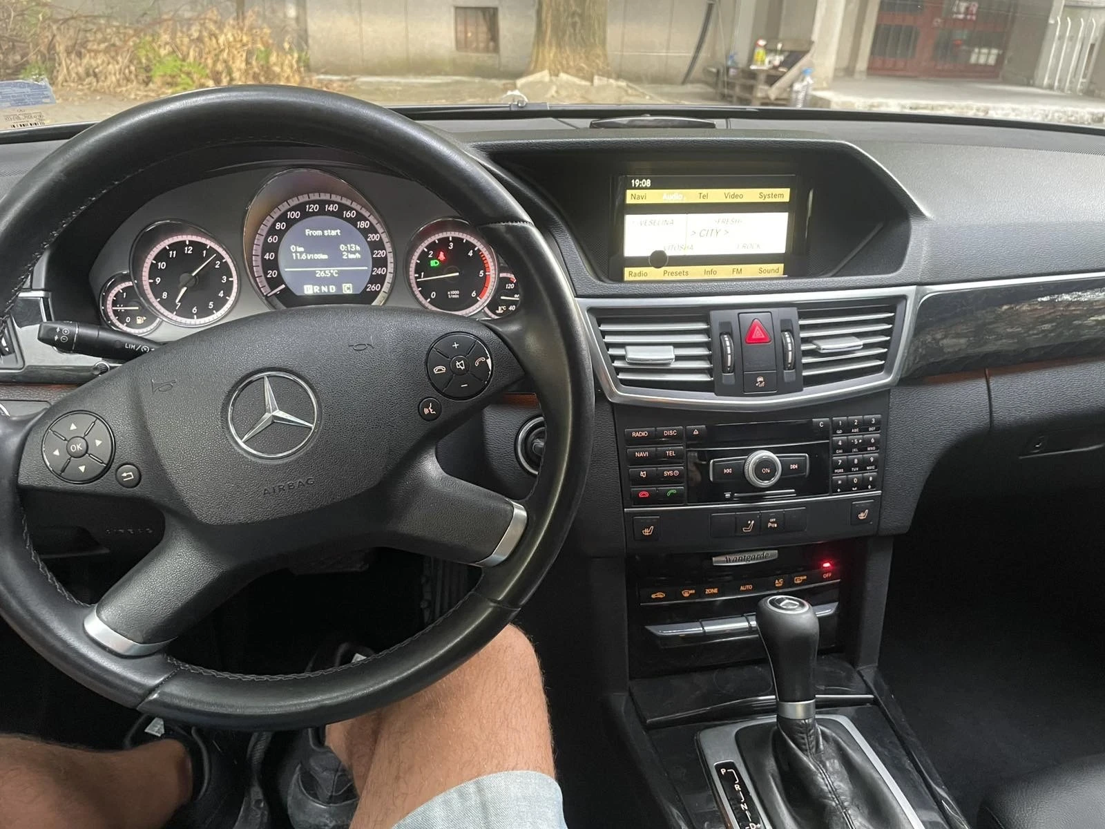 Mercedes-Benz E 220, снимка 11 - Автомобили и джипове - 55805459
