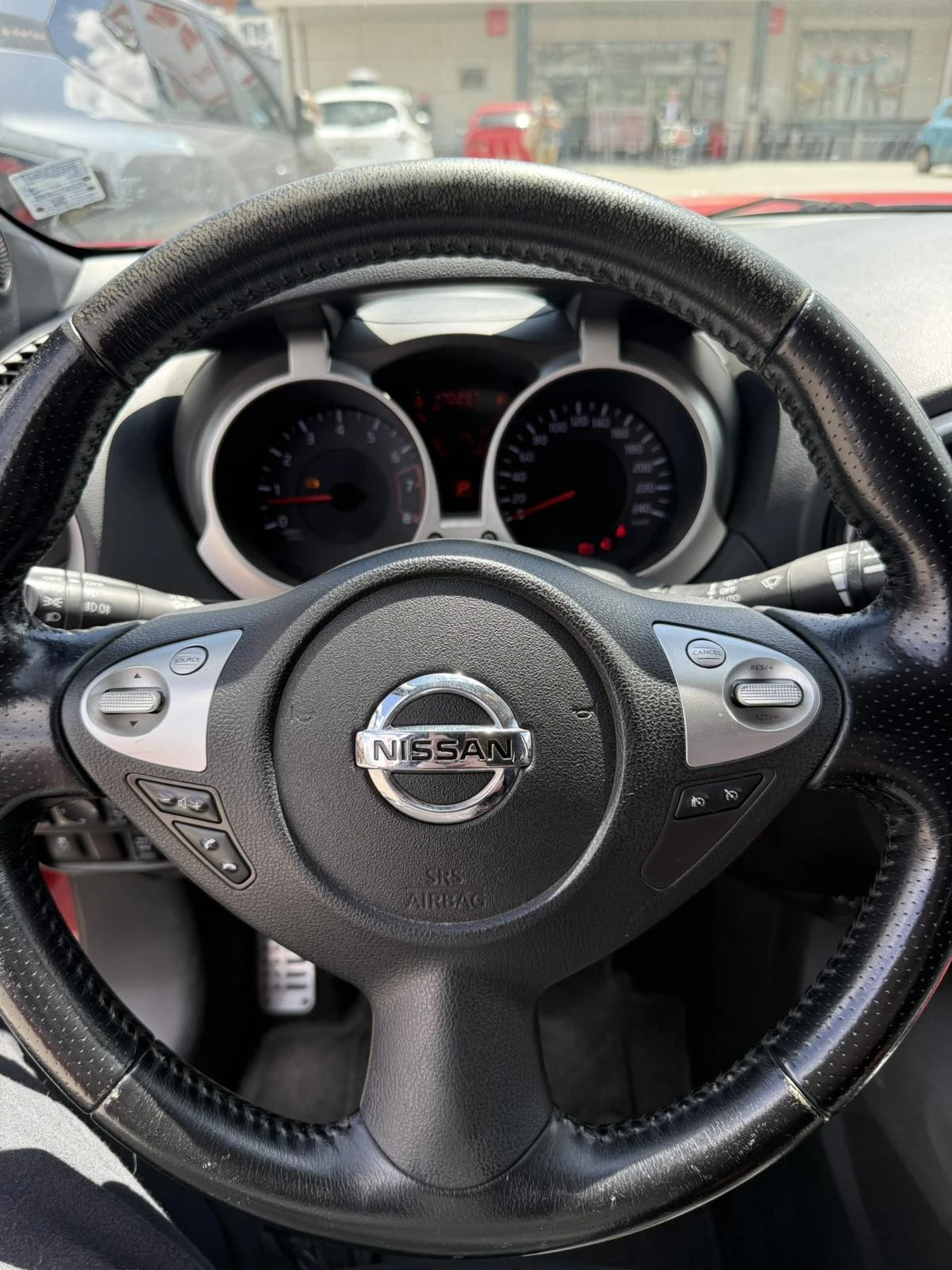 Nissan Juke 1.6 DIG-T 4x4 Automatic, снимка 10 - Автомобили и джипове - 54609252