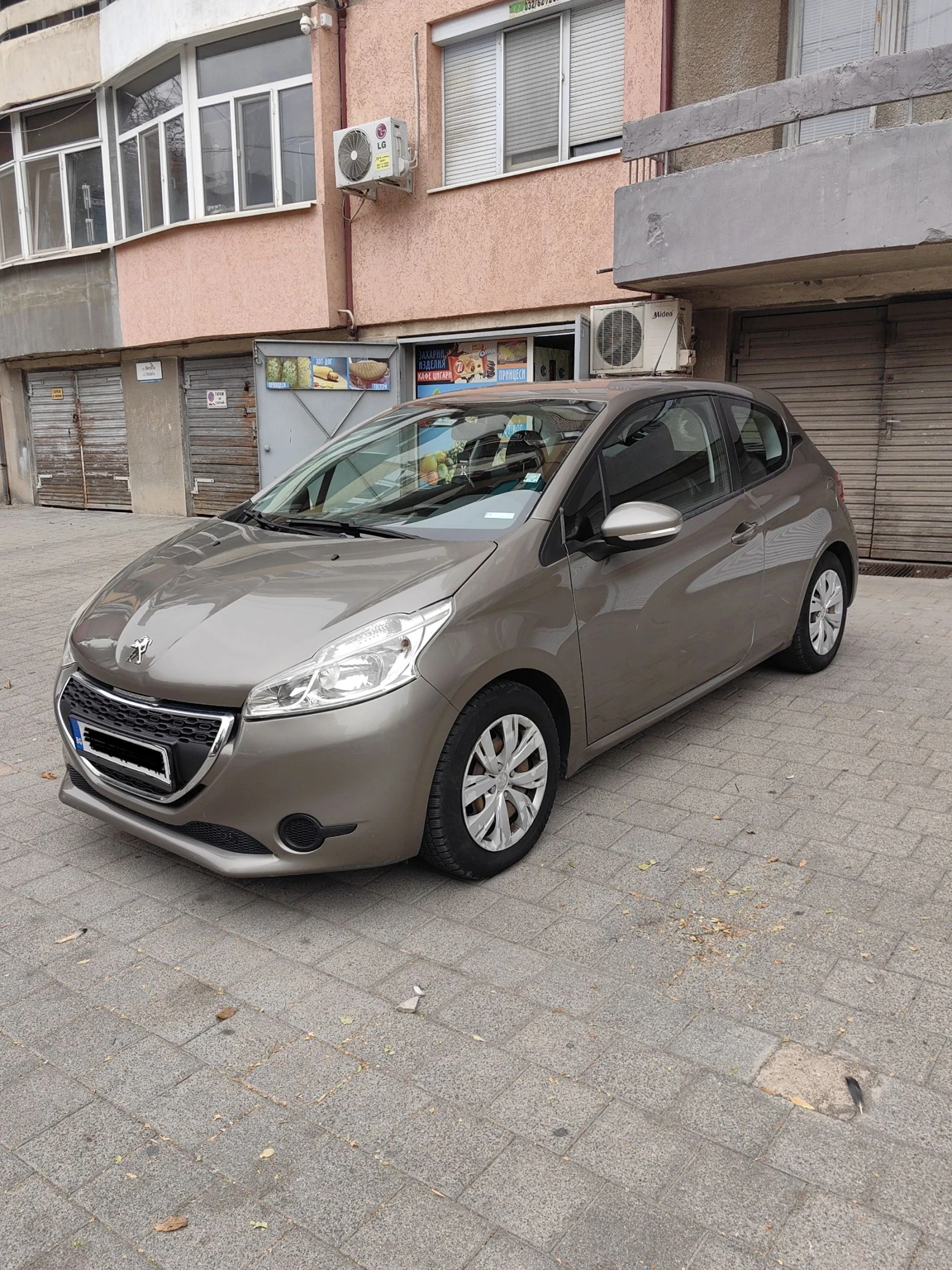 Peugeot 208 ...85 000km - изображение 2