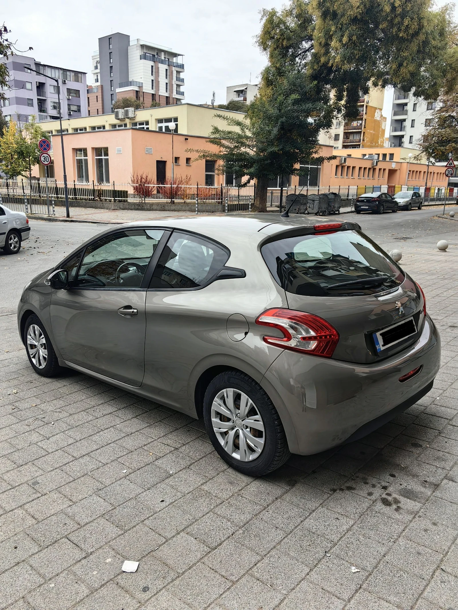 Peugeot 208 ...85 000km - изображение 3