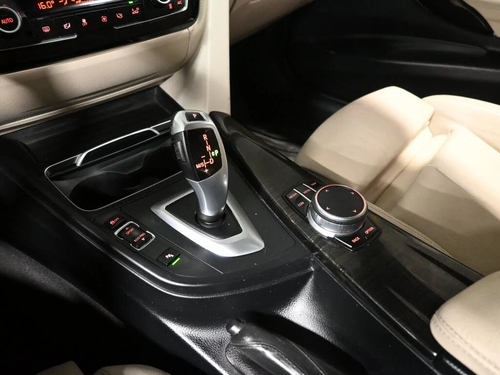 BMW 330 xDrive * M Pack * АвтоКредит * (ЦЕНА ДО БГ), снимка 13 - Автомобили и джипове - 55514804