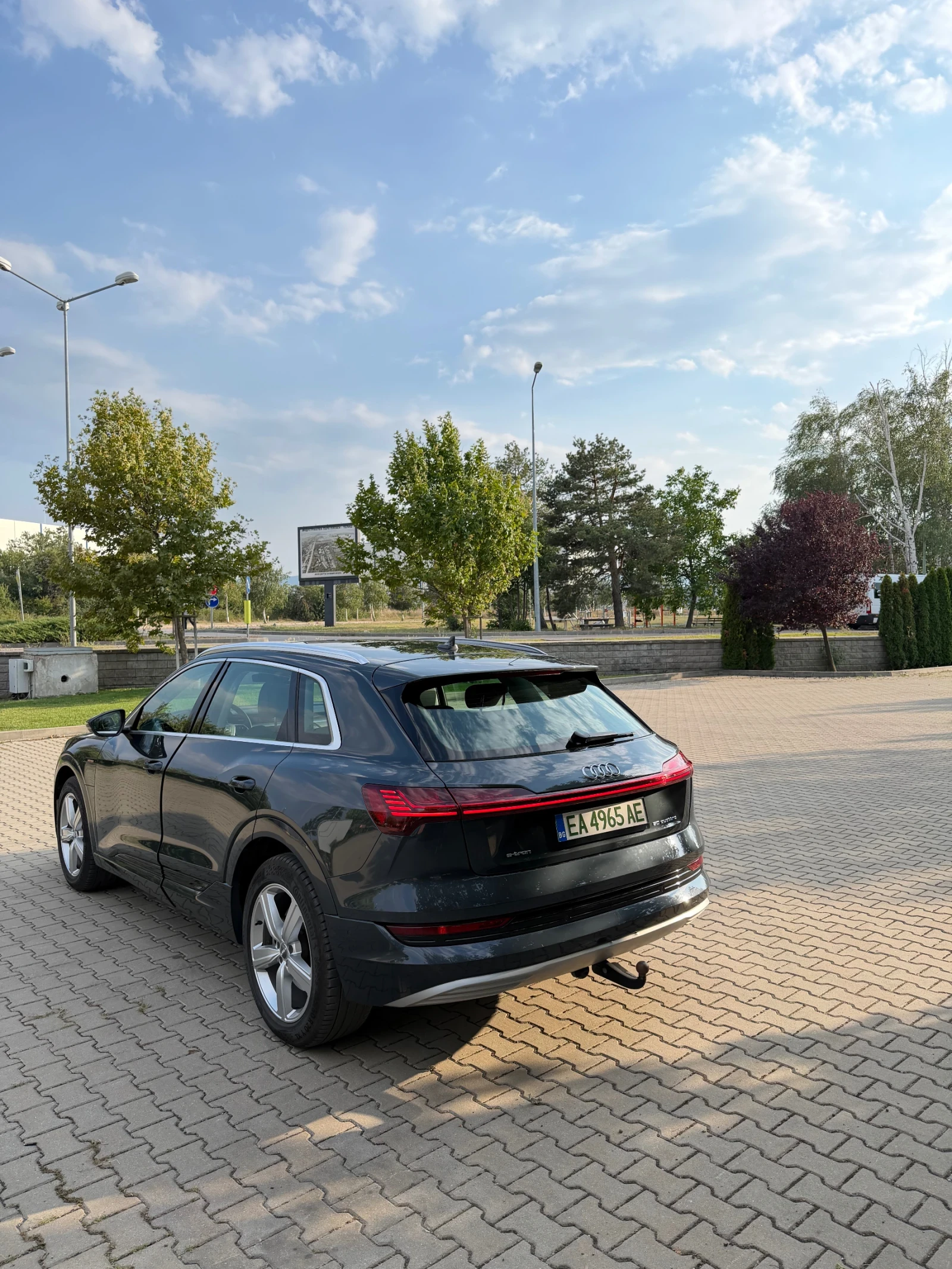 Audi E-Tron  50 QUATTRO | ГАРАНЦИЯ | S-LINE | ПОДГРЕВ | АМБИЕН, снимка 6 - Автомобили и джипове - 55712181
