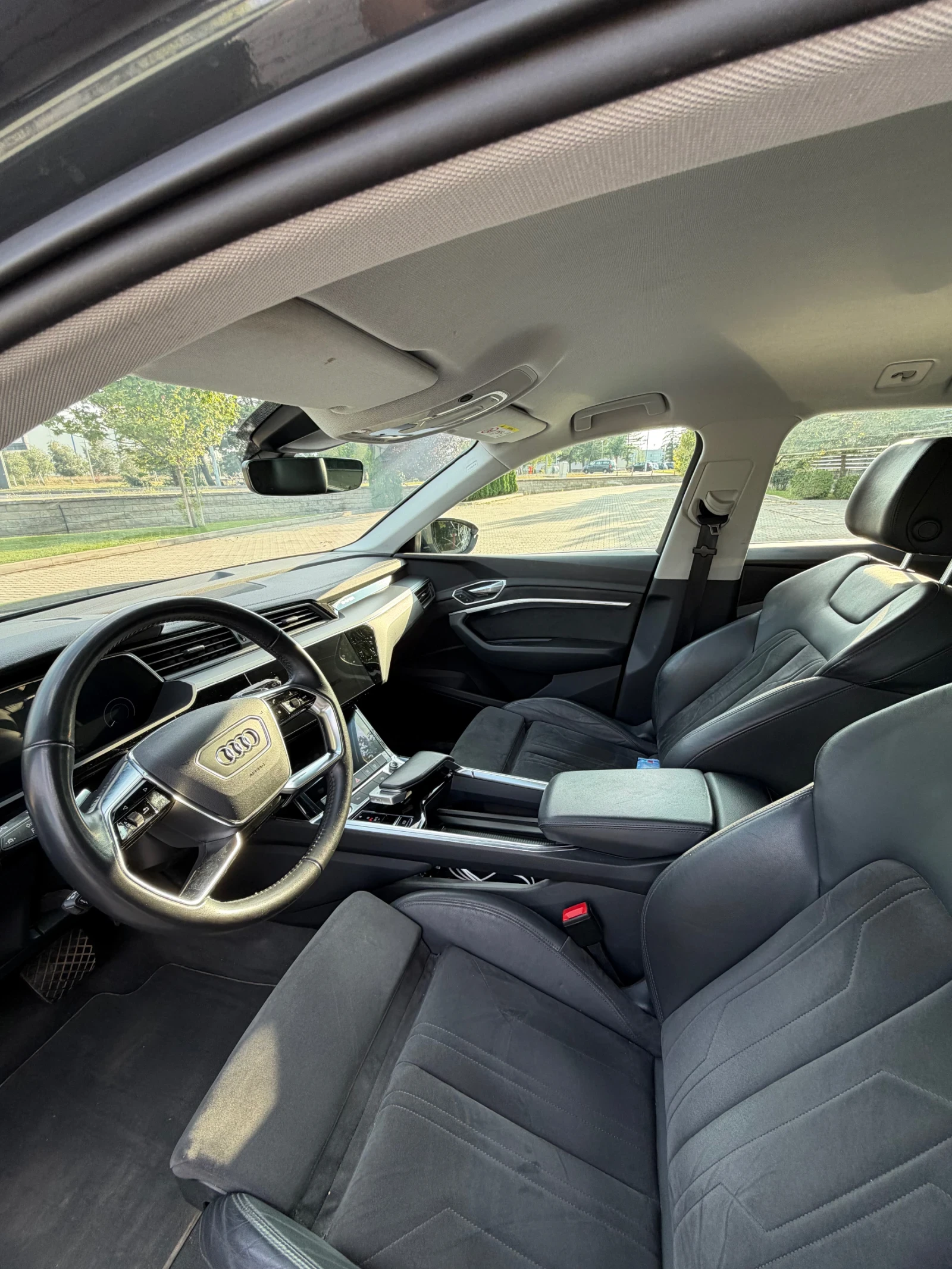 Audi E-Tron  50 QUATTRO | ГАРАНЦИЯ | S-LINE | ПОДГРЕВ | АМБИЕН, снимка 8 - Автомобили и джипове - 55712181