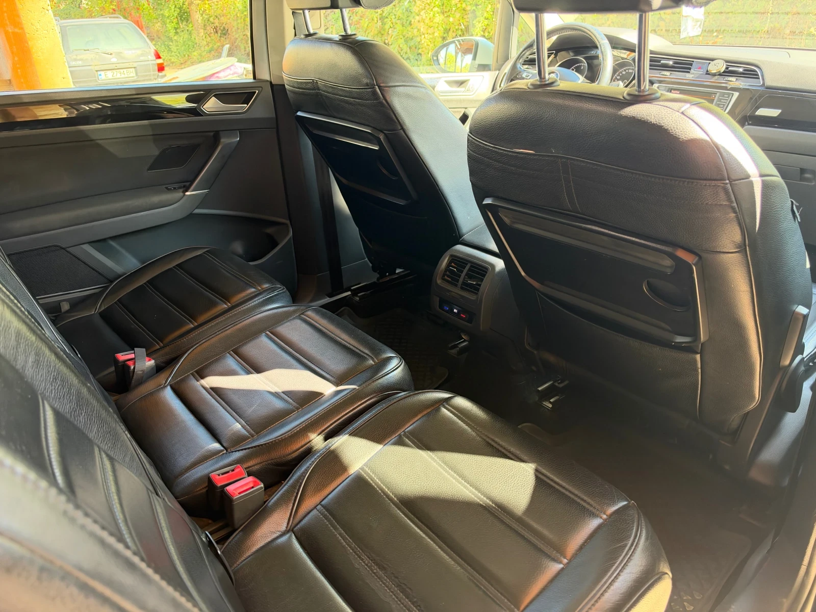 VW Touran 2.0 TDI, снимка 4 - Автомобили и джипове - 56396403