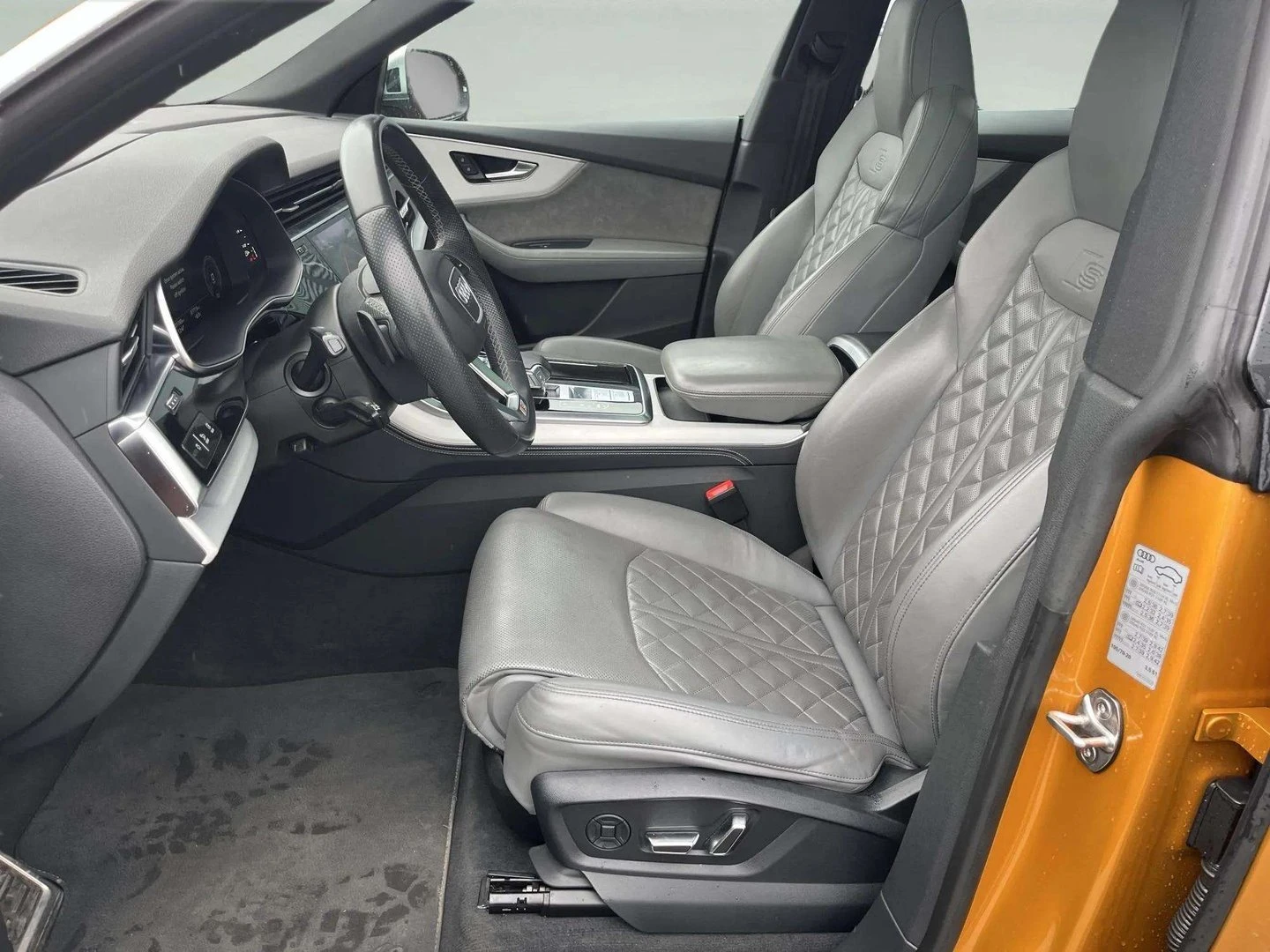 Audi SQ8 TFSI quattro, снимка 6 - Автомобили и джипове - 54223407