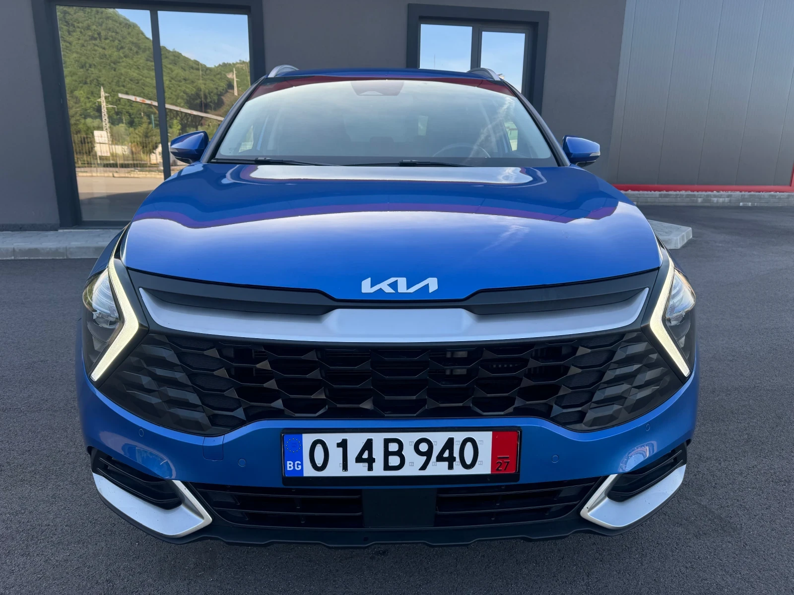 Kia Sportage 1.6HYBRID-Топ-Обслужен!, снимка 2 - Автомобили и джипове - 54671328