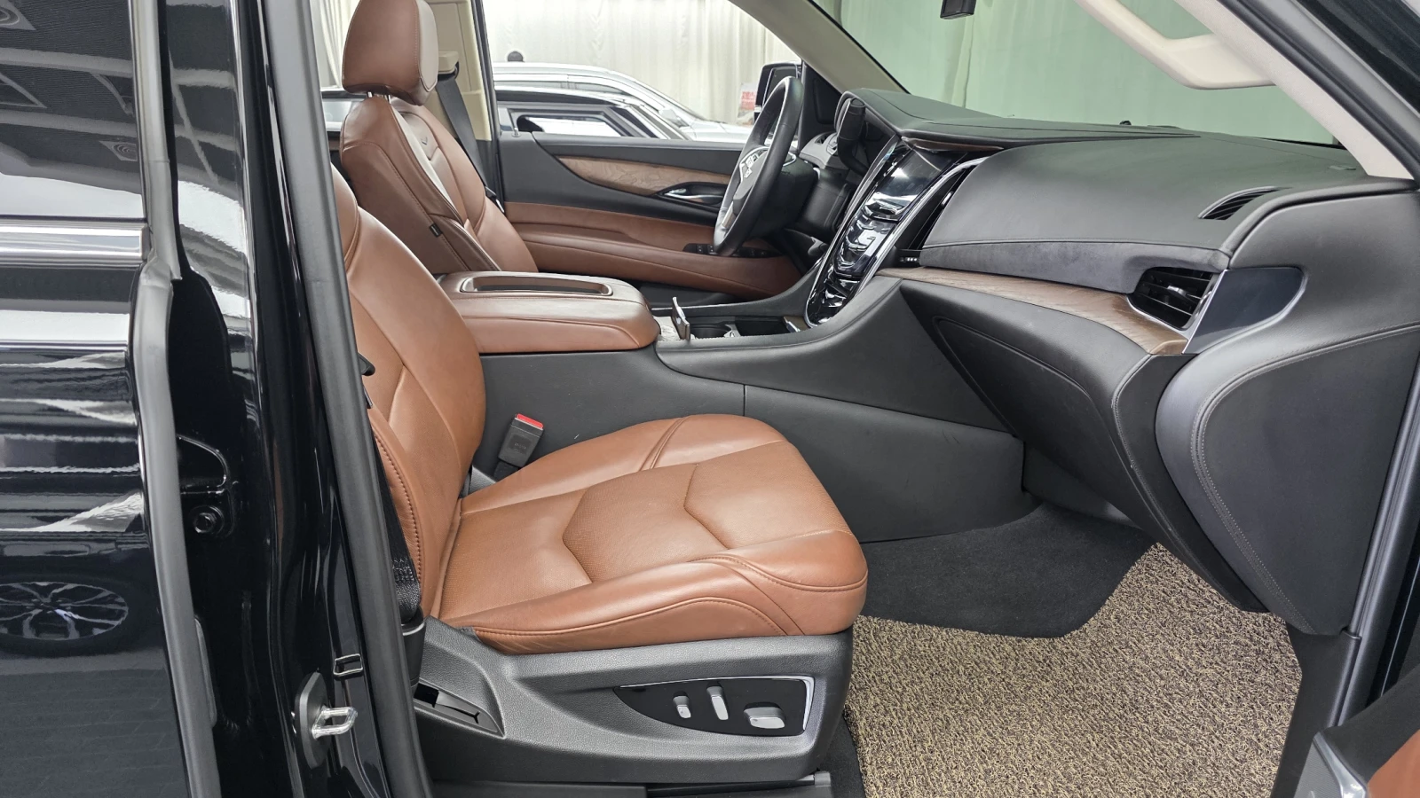 Cadillac Escalade 6.2* ЕЛ. БАГАЖНИК* HUD* BLIND SPOT* 360* КРАЙНА ЦЕ, снимка 11 - Автомобили и джипове - 55243758