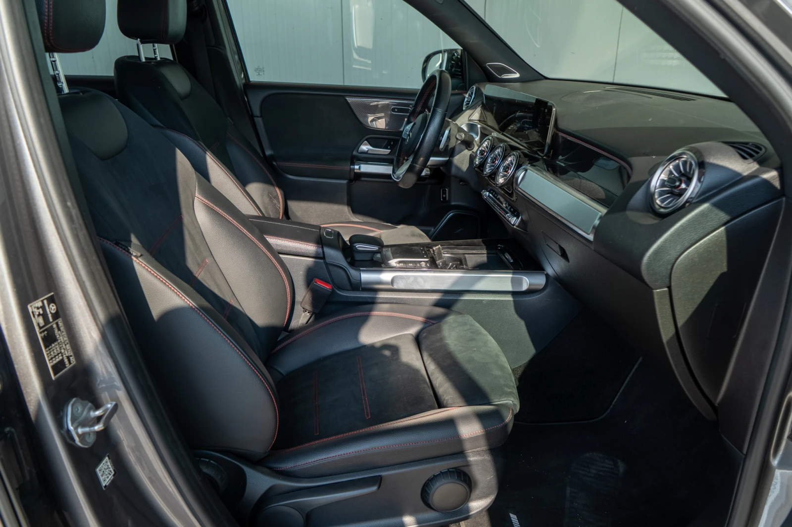 Mercedes-Benz GLB 220 D = AMG PACK = BURMASTER = MULTIBEAM = TOP= ЛИЗИНГ, снимка 9 - Автомобили и джипове - 55581703