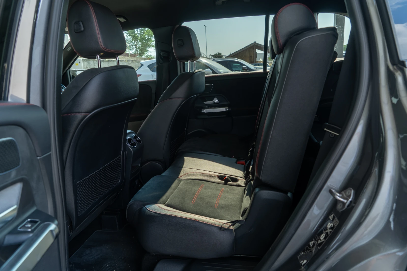 Mercedes-Benz GLB 220 D = AMG PACK = BURMASTER = MULTIBEAM = TOP= ЛИЗИНГ, снимка 11 - Автомобили и джипове - 55581703