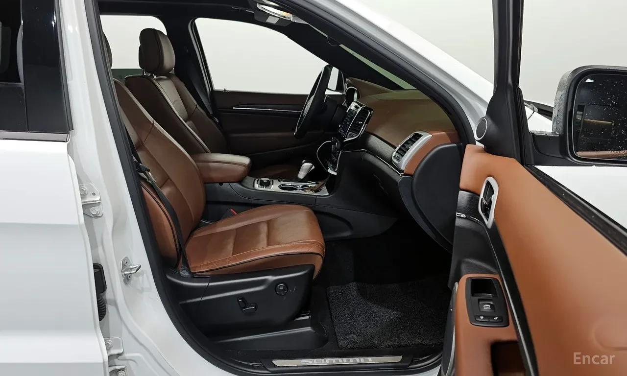 Jeep Grand cherokee SUMMMIT / ВЪЗДУХ / ОБДУХ / ПАНО / ДИСТРОНИК, снимка 13 - Автомобили и джипове - 55832902