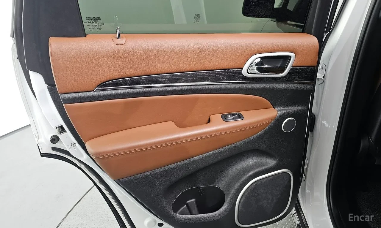 Jeep Grand cherokee SUMMMIT / ВЪЗДУХ / ОБДУХ / ПАНО / ДИСТРОНИК, снимка 15 - Автомобили и джипове - 55832902