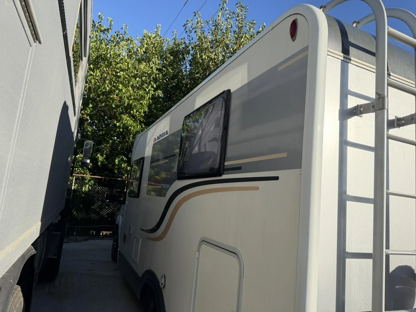 Кемпер Adria Sun living , снимка 3 - Каравани и кемпери - 56011098