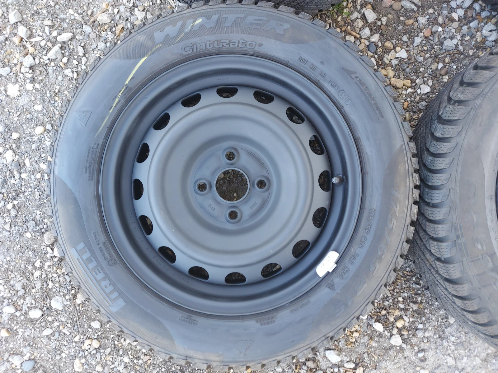 Гуми с джанти Pirelli 175/65R15, снимка 3 - Гуми и джанти - 54224660