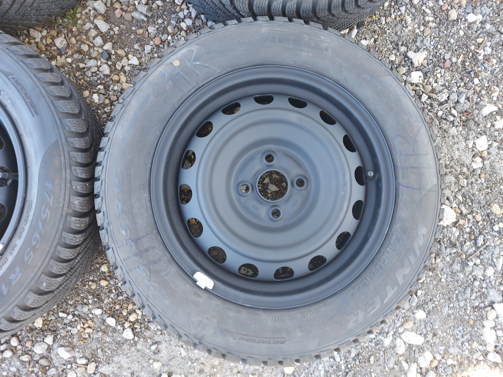 Гуми с джанти Pirelli 175/65R15, снимка 2 - Гуми и джанти - 54224660