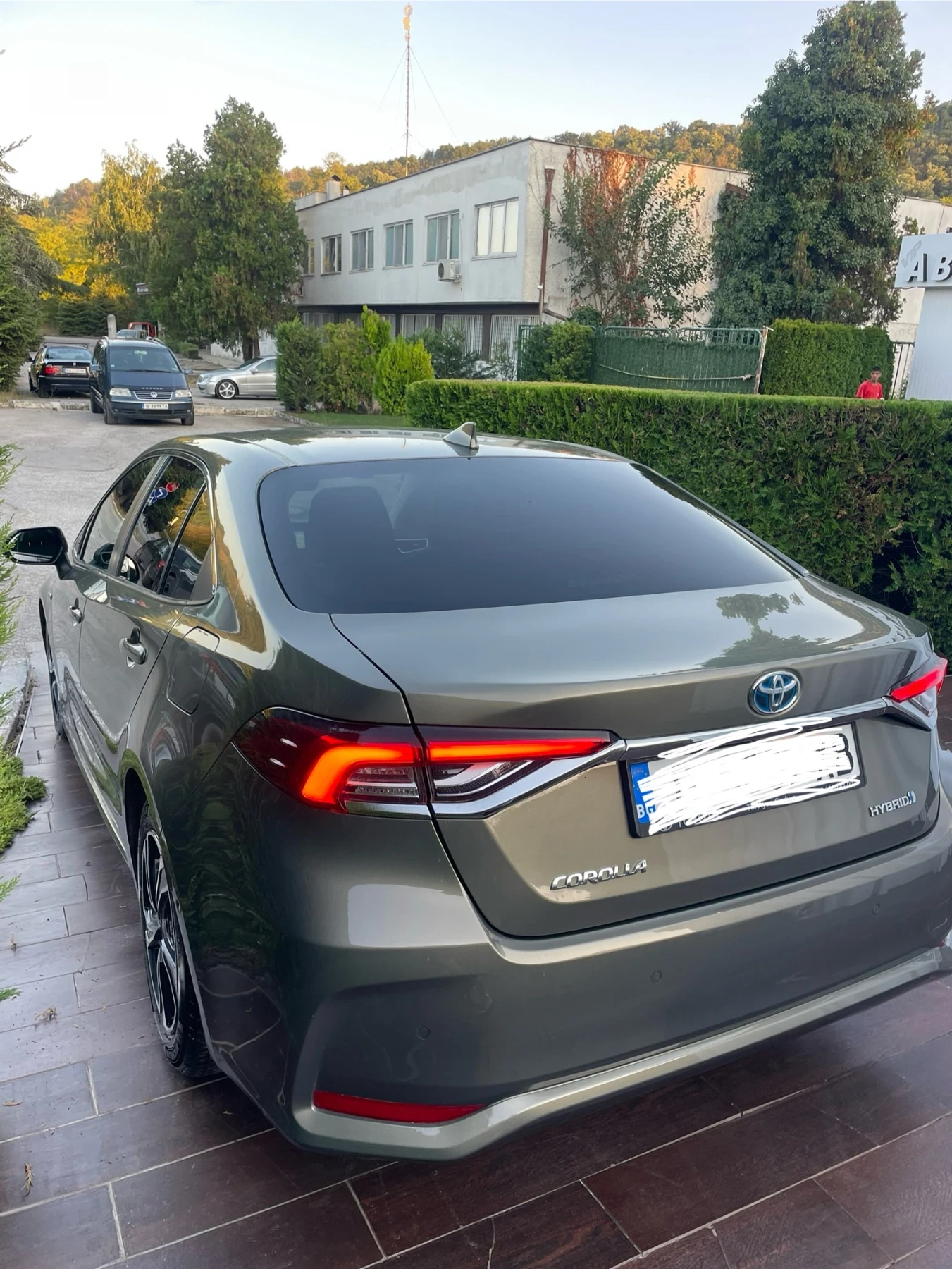 Toyota Corolla 1.8 hibrid - изображение 3