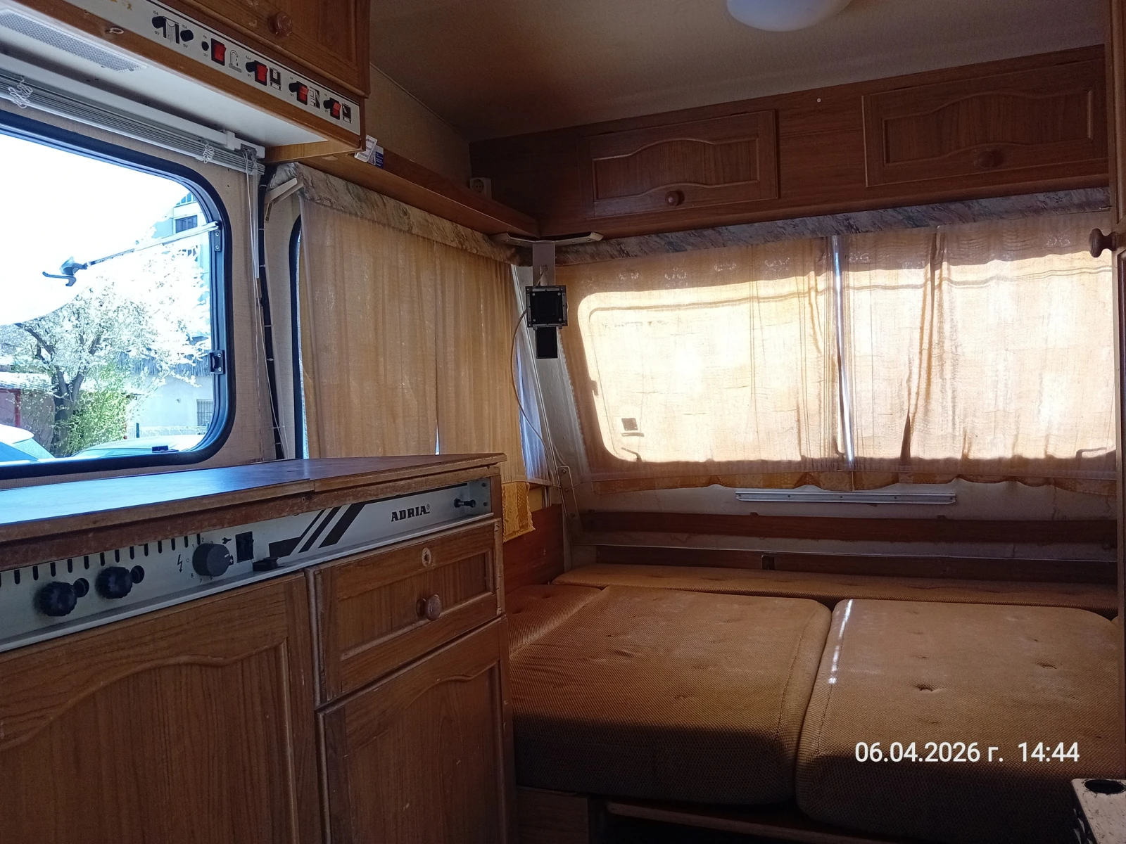 Каравана Adria 4256 DO, снимка 5 - Каравани и кемпери - 54157111