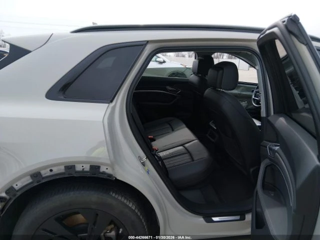 Audi E-Tron PREMIUM QUATTRO, снимка 11 - Автомобили и джипове - 53723830