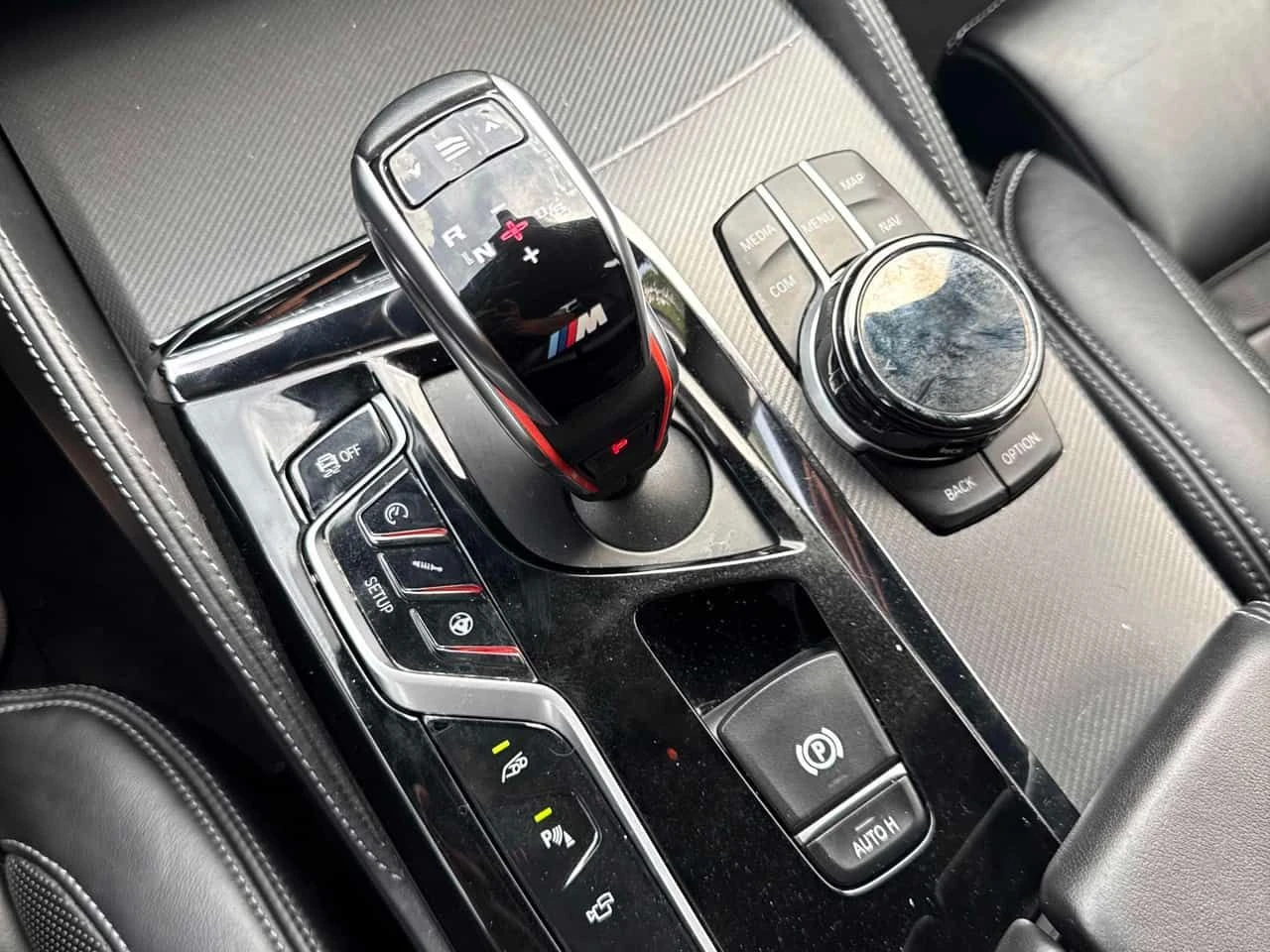 BMW M5 * BOWERS&WILKINS* МАСАЖИ* ДИТРОНИК* 360* ВАКУМ* , снимка 10 - Автомобили и джипове - 54923675
