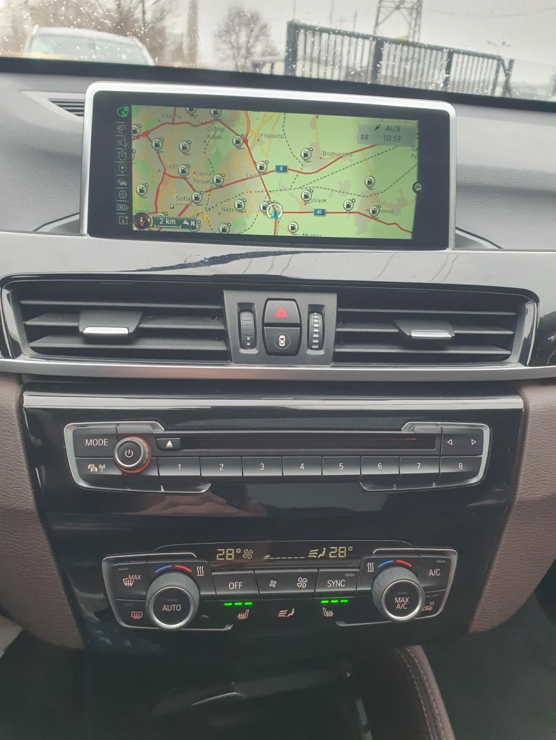 BMW X1 18d Sdrive! Harman Kardon! Панорама! Ръчка! , снимка 11 - Автомобили и джипове - 48429317