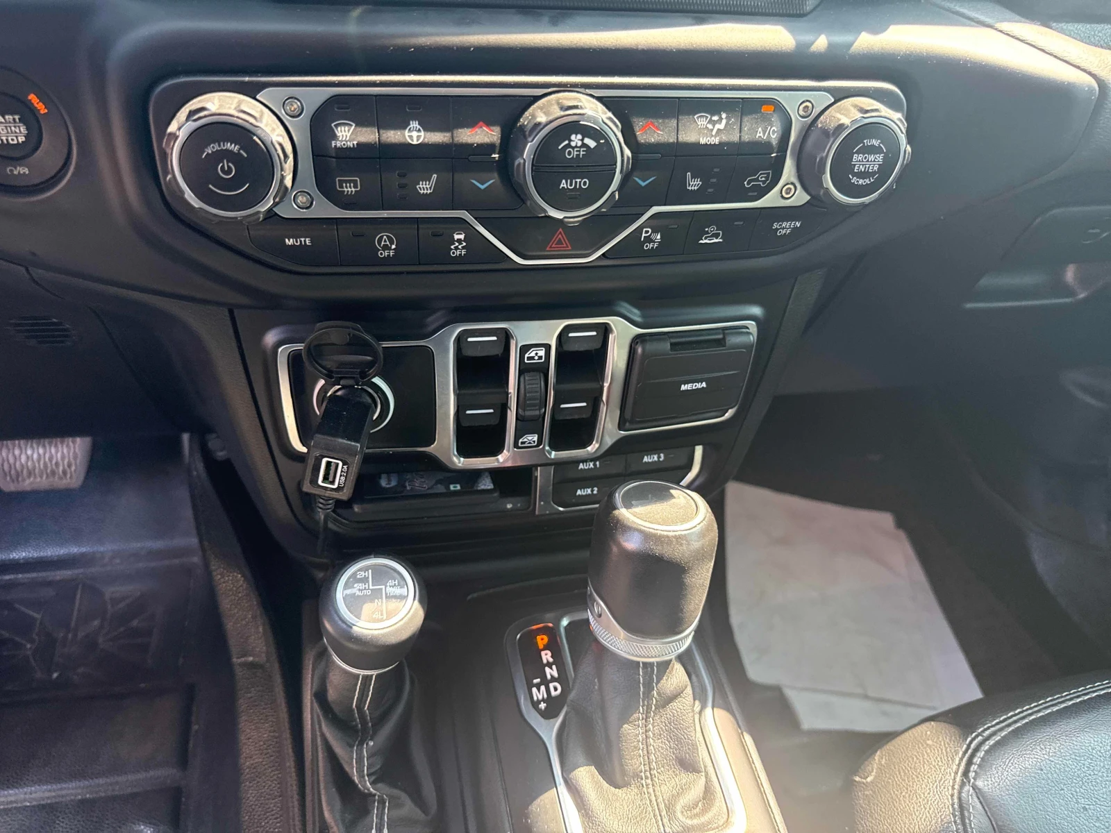 Jeep Wrangler * Unlimited Sahara 80th Anniversary * CARFAX * ЦЕН, снимка 14 - Автомобили и джипове - 55879375