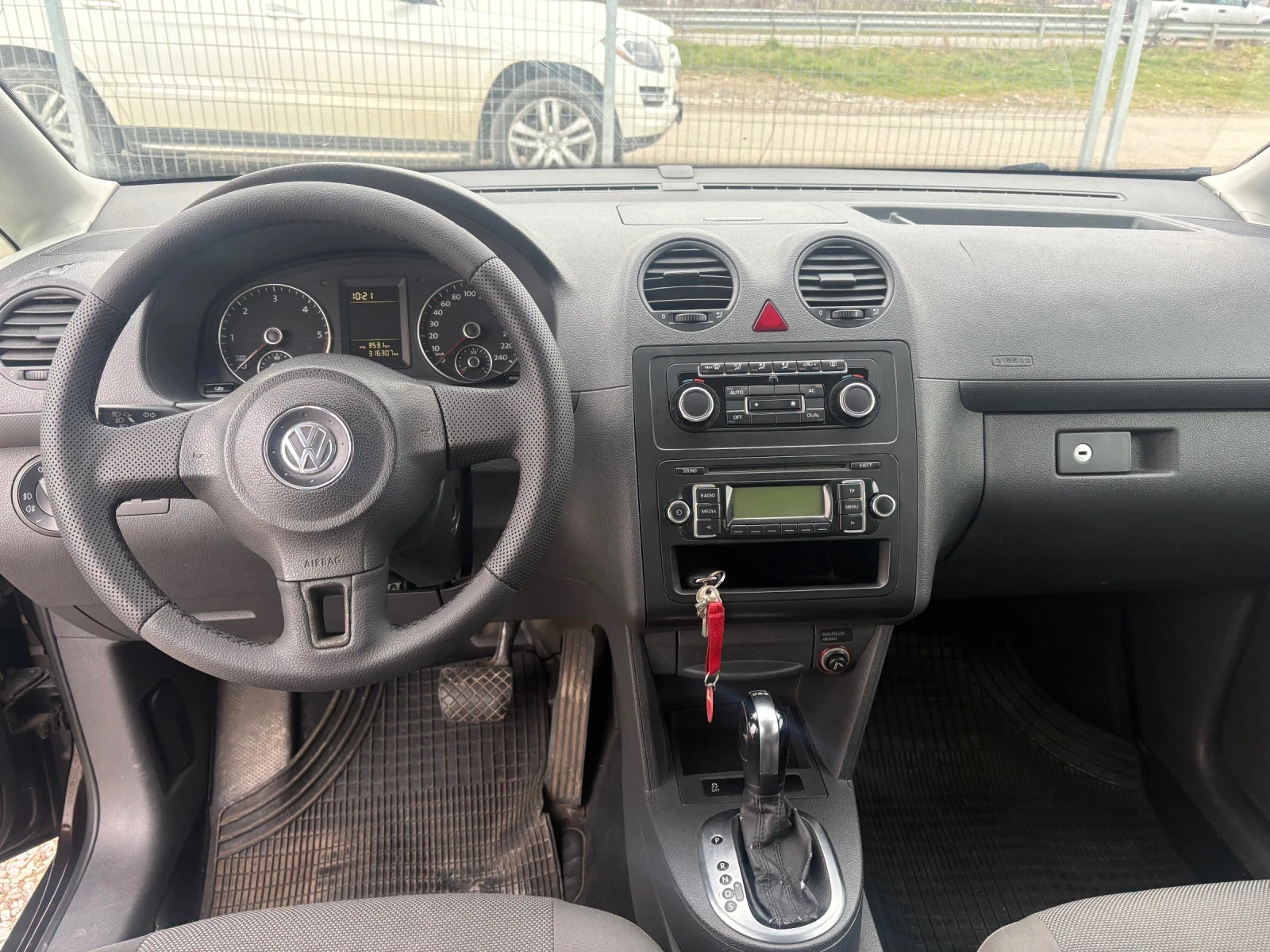 VW Caddy Автоматик, снимка 8 - Автомобили и джипове - 53739507