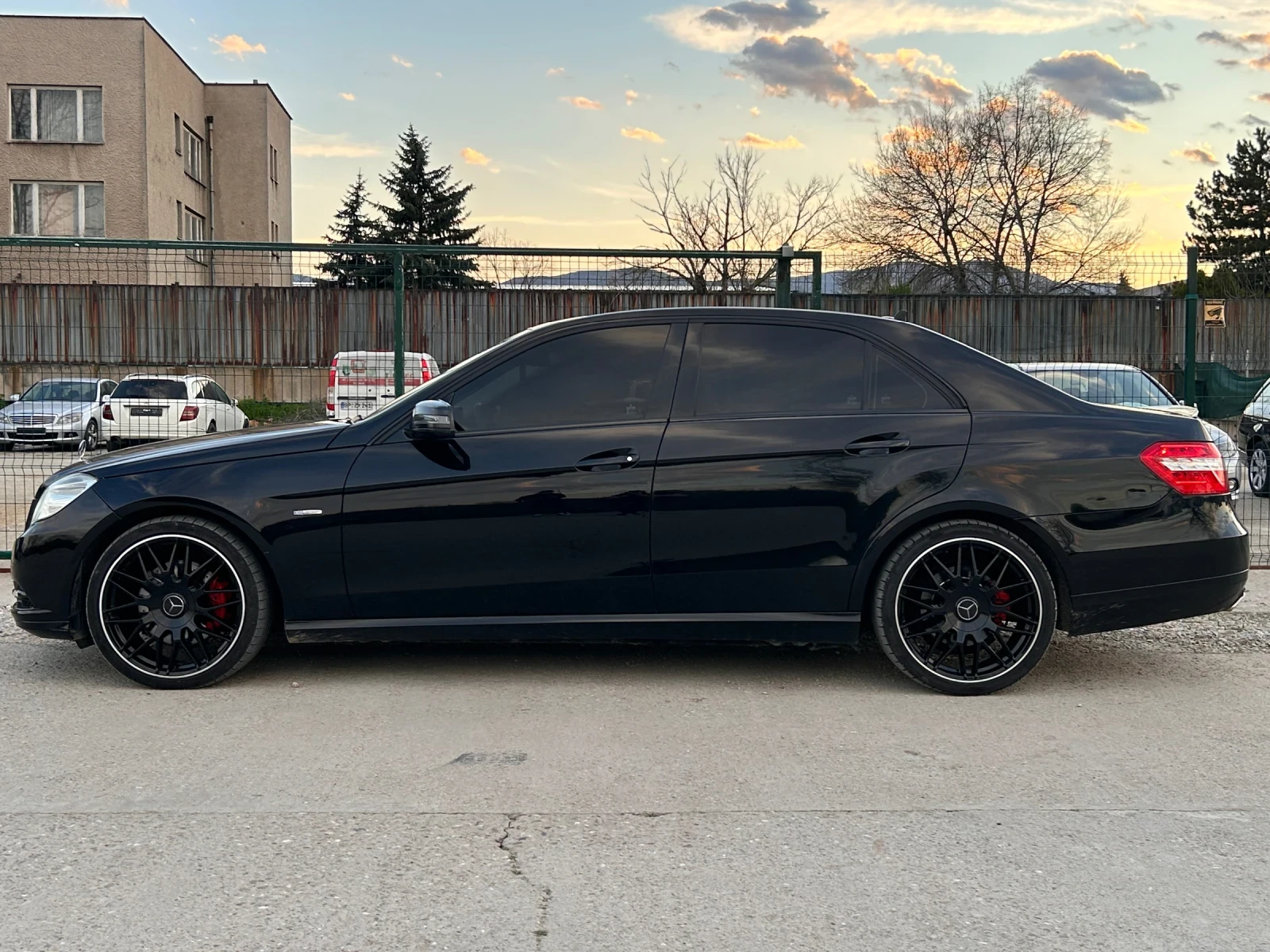 Mercedes-Benz E 220, снимка 2 - Автомобили и джипове - 54635170
