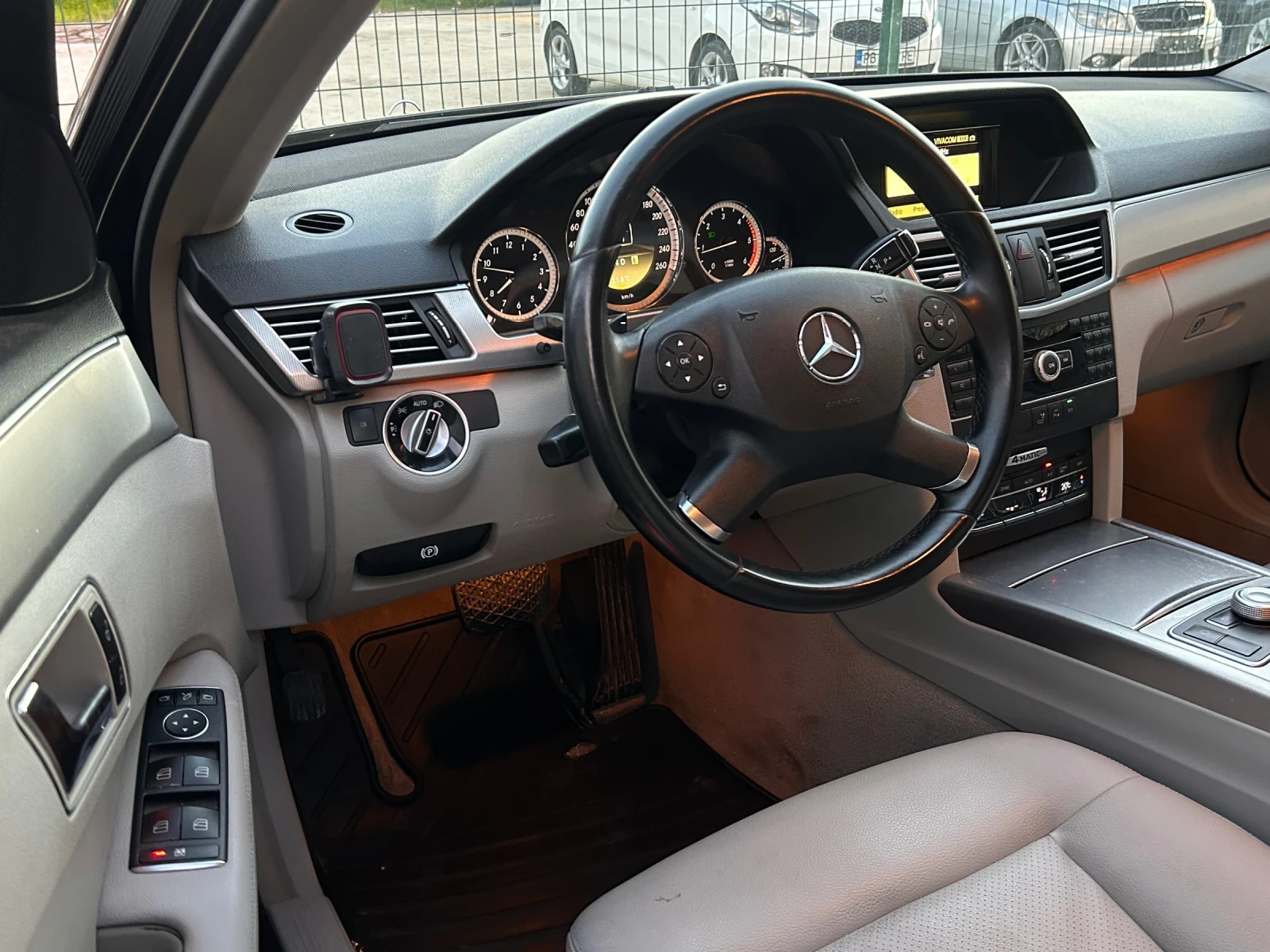 Mercedes-Benz E 220, снимка 9 - Автомобили и джипове - 54635170
