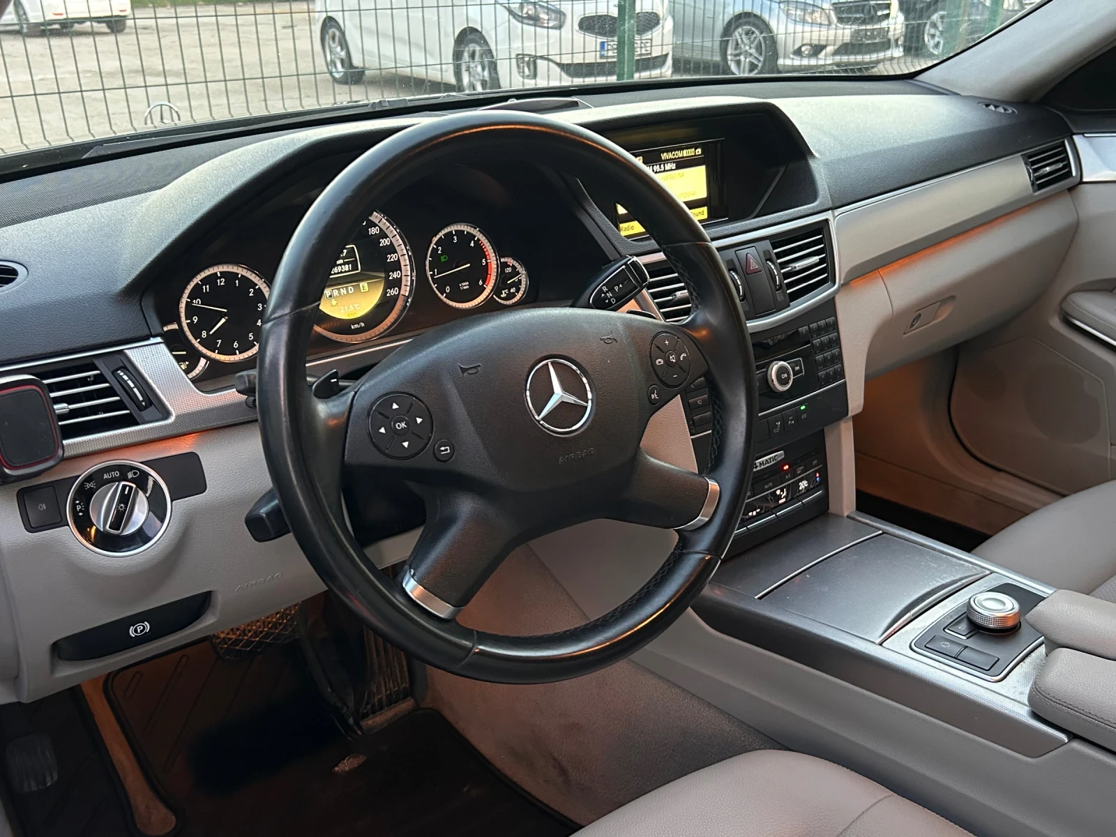 Mercedes-Benz E 220, снимка 10 - Автомобили и джипове - 54635170