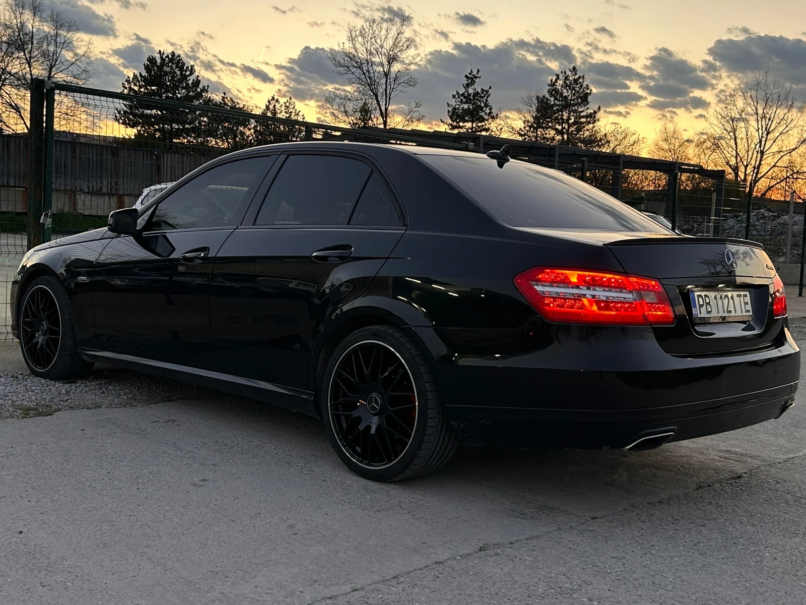 Mercedes-Benz E 220, снимка 3 - Автомобили и джипове - 54635170