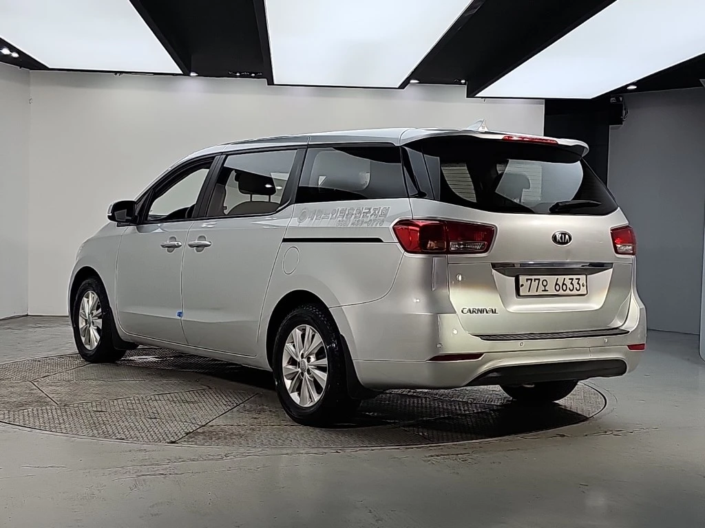 Kia Carnival КРАЙНА ЦЕНА, снимка 3 - Автомобили и джипове - 56024525