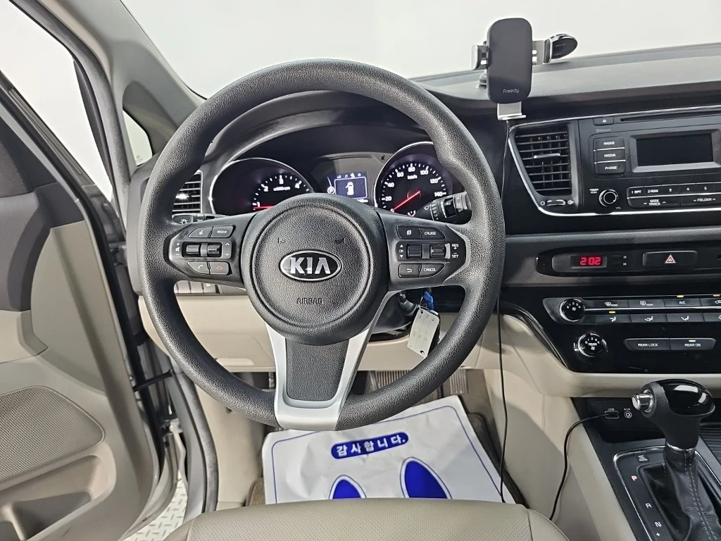 Kia Carnival КРАЙНА ЦЕНА, снимка 9 - Автомобили и джипове - 56024525