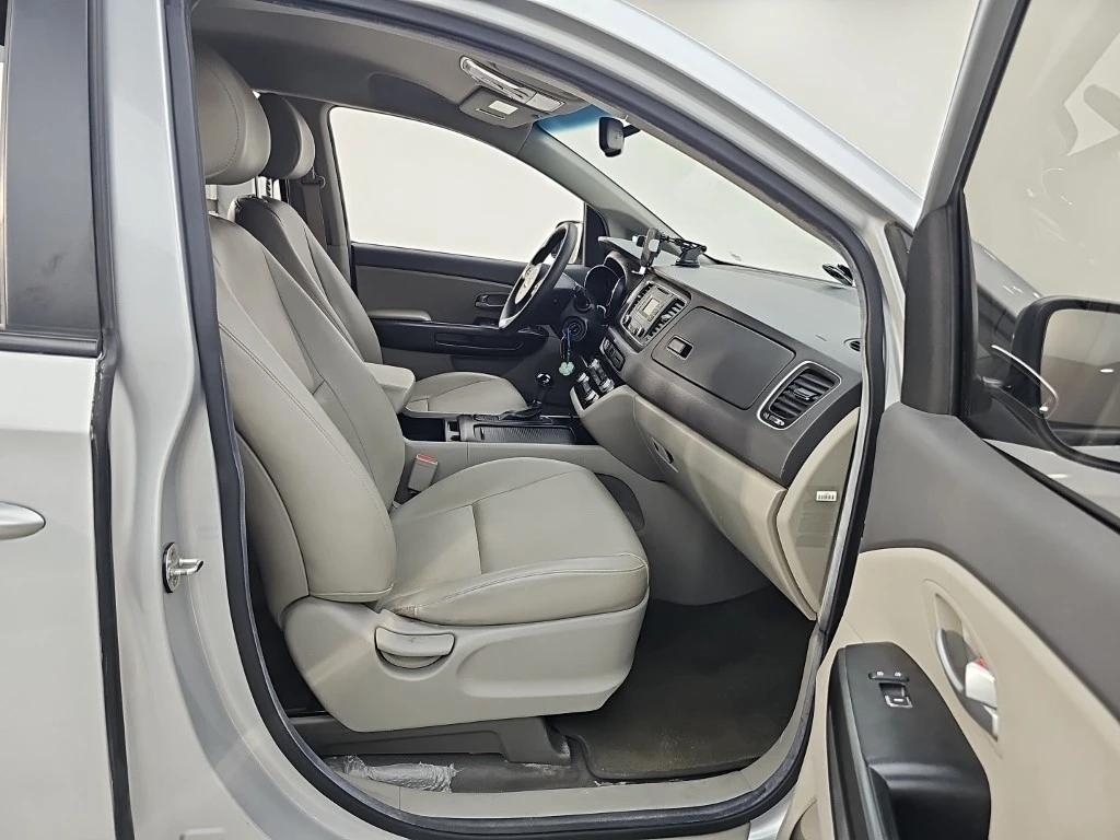 Kia Carnival КРАЙНА ЦЕНА, снимка 17 - Автомобили и джипове - 56024525