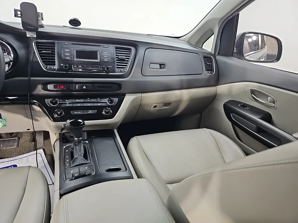 Kia Carnival КРАЙНА ЦЕНА, снимка 10 - Автомобили и джипове - 56024525