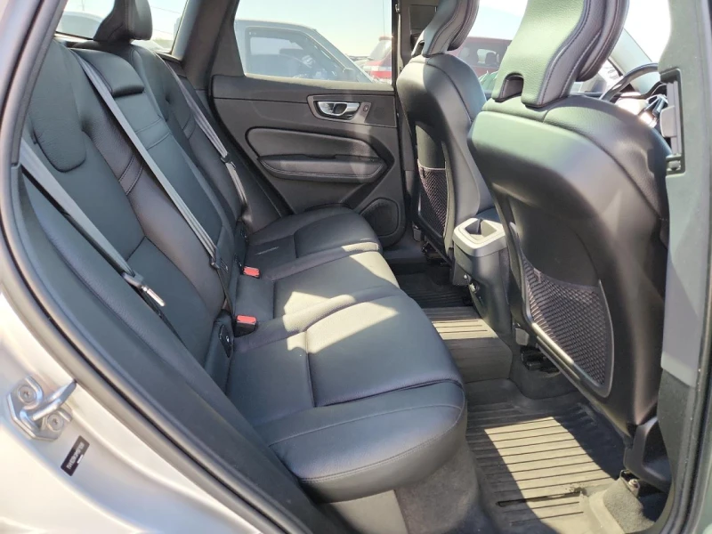 Volvo XC60 T5 MOMENTUM, снимка 9 - Автомобили и джипове - 52565754