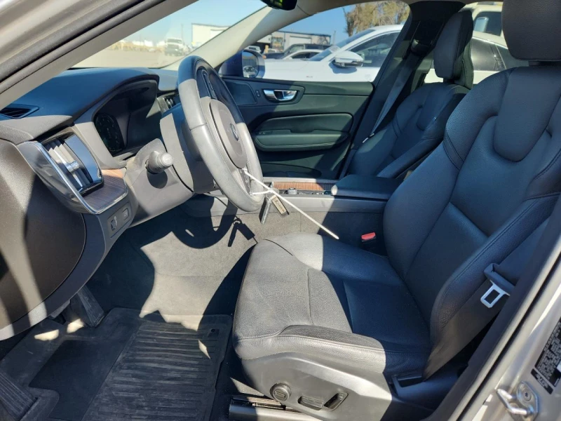 Volvo XC60 T5 MOMENTUM, снимка 7 - Автомобили и джипове - 52565754