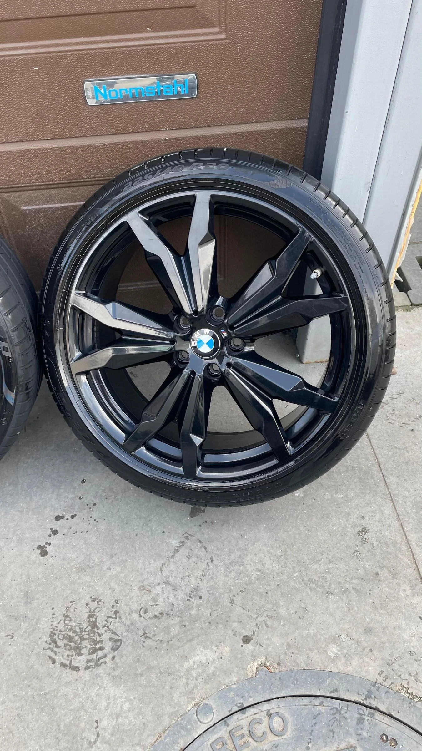 Гуми с джанти Pirelli 225/40R20, снимка 2 - Гуми и джанти - 54587336
