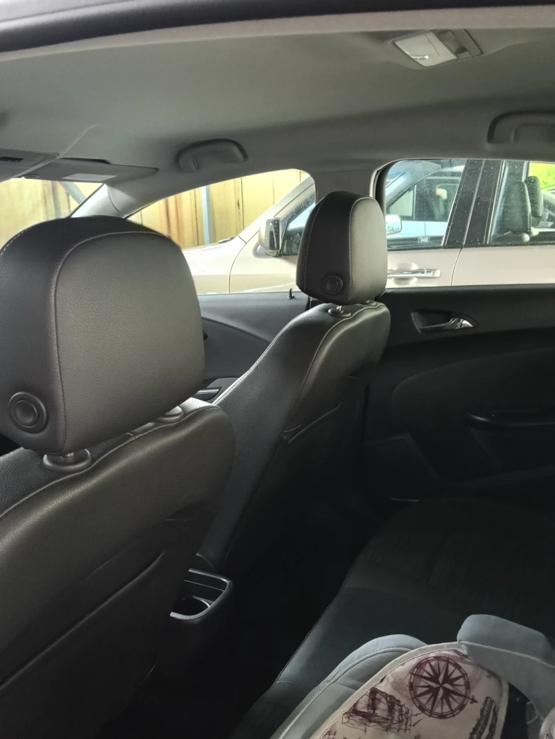 Opel Astra 1.6 CDTI, снимка 9 - Автомобили и джипове - 53573201