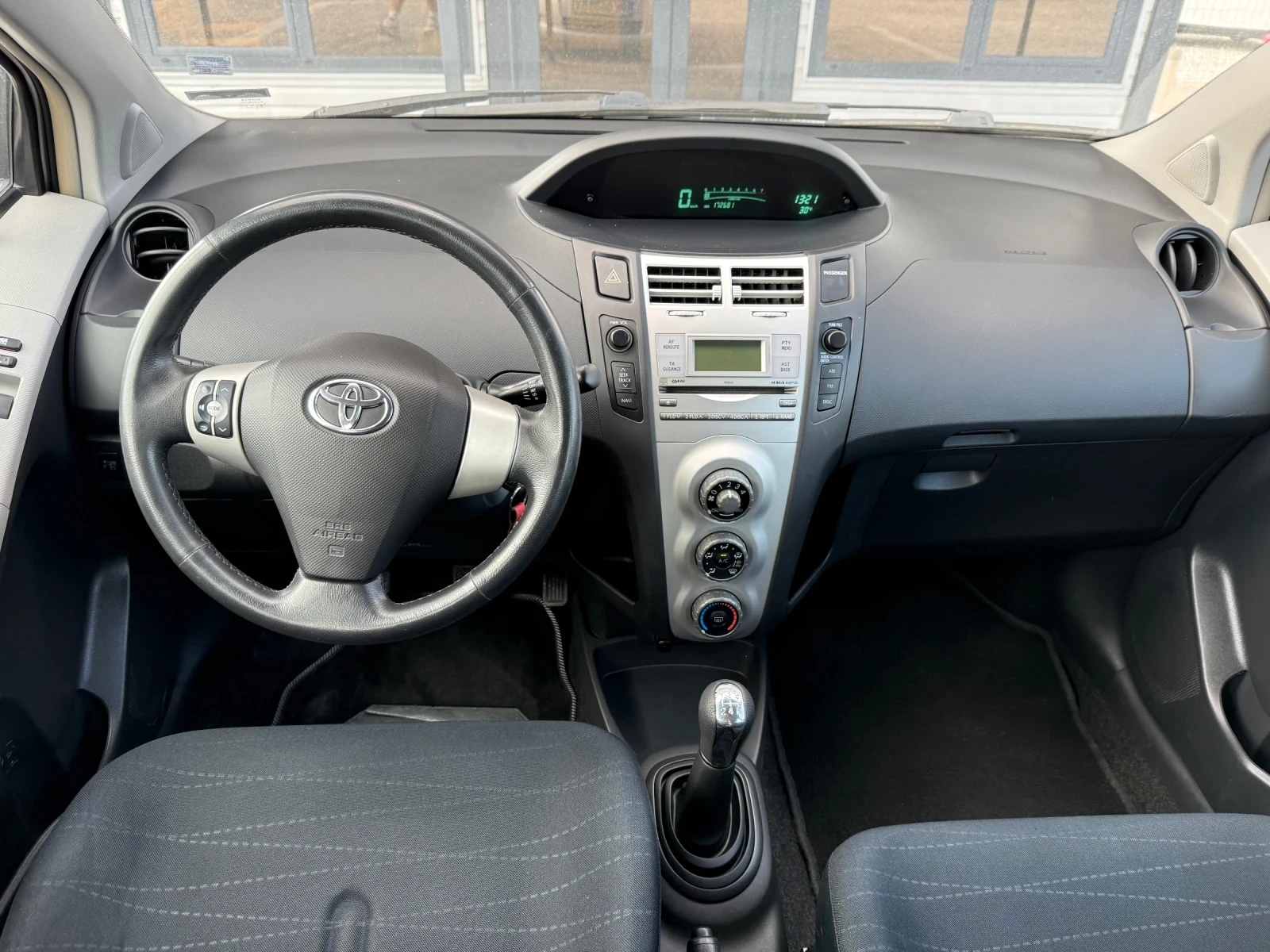 Toyota Yaris 1.3 регистриран обслужен! Сервизна книжка! - изображение 7