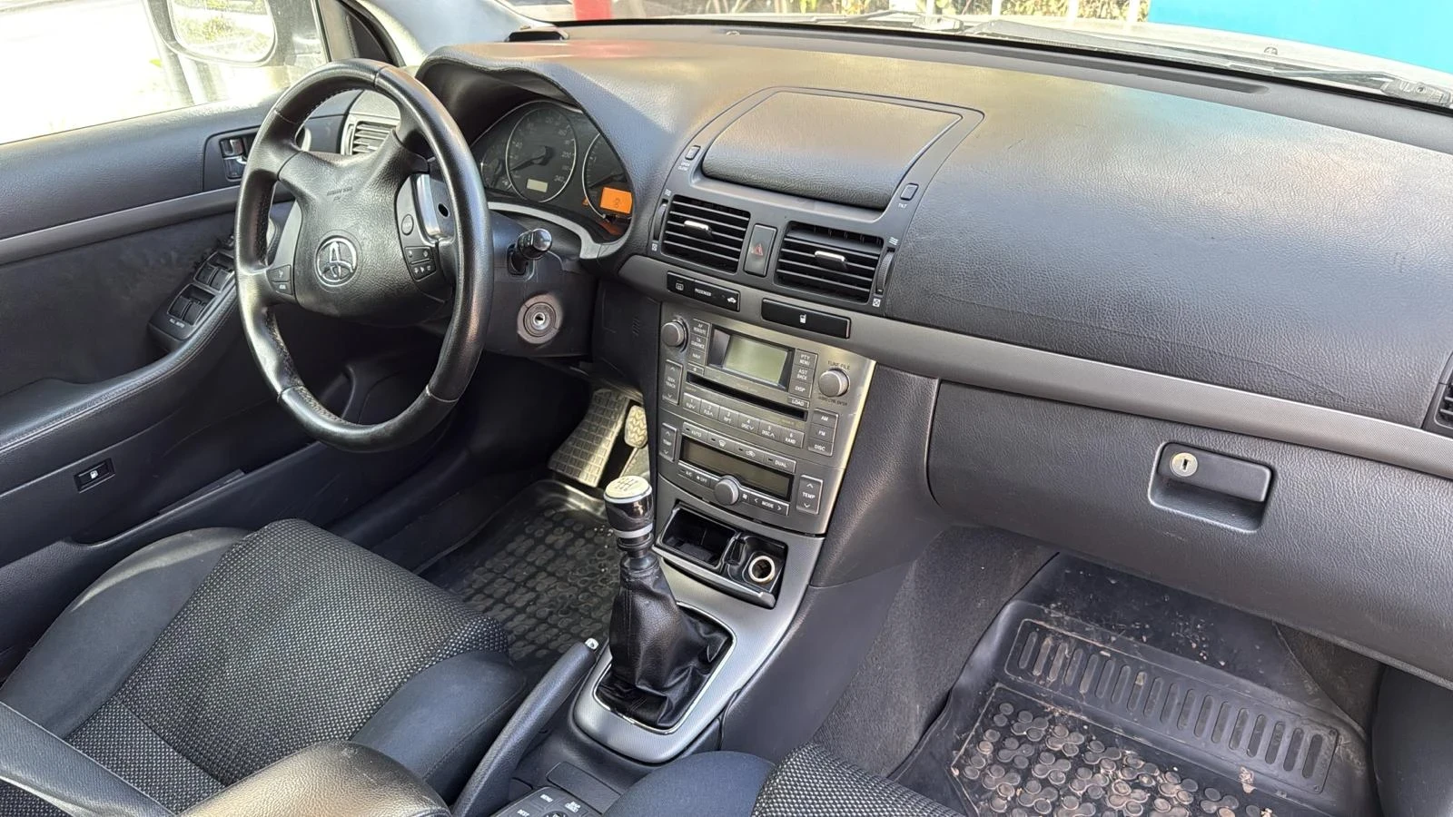 Toyota Avensis 2.2 d - изображение 3