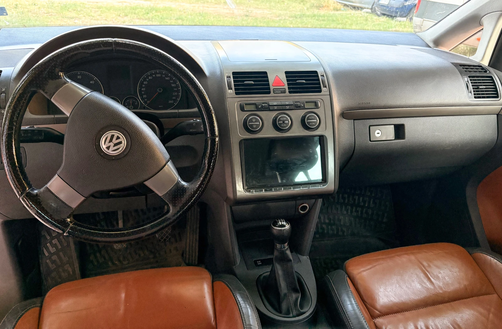 VW Touran, снимка 13 - Автомобили и джипове - 55365850