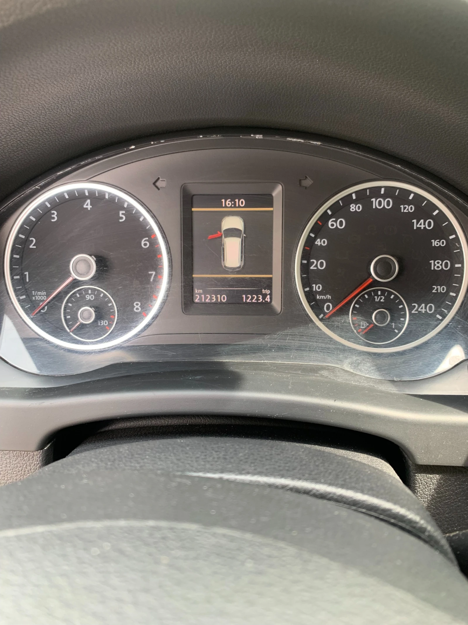 VW Tiguan TIGUAN 2.0 Tsi // FULL , снимка 9 - Автомобили и джипове - 54550816