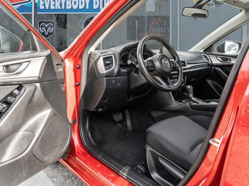 Mazda 3 * 4dr Sdn Auto * CARFAX * БЕЗ ПЪРВОНАЧАЛНА ВНОСКА, снимка 8 - Автомобили и джипове - 52959781