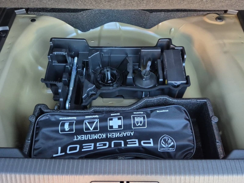 Peugeot 2008 GT 1.2 PureTech 145 HYBRID 48V e-DCS6 , снимка 17 - Автомобили и джипове - 53149531
