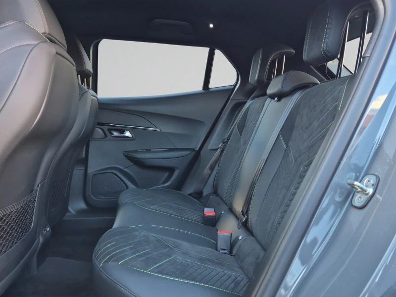 Peugeot 2008 GT 1.2 PureTech 145 HYBRID 48V e-DCS6 , снимка 14 - Автомобили и джипове - 53149531