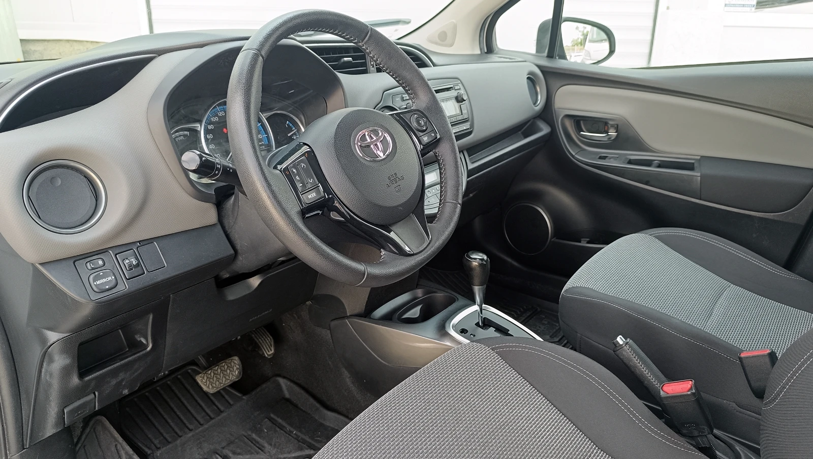 Toyota Yaris 1.5 Hybrid - изображение 9