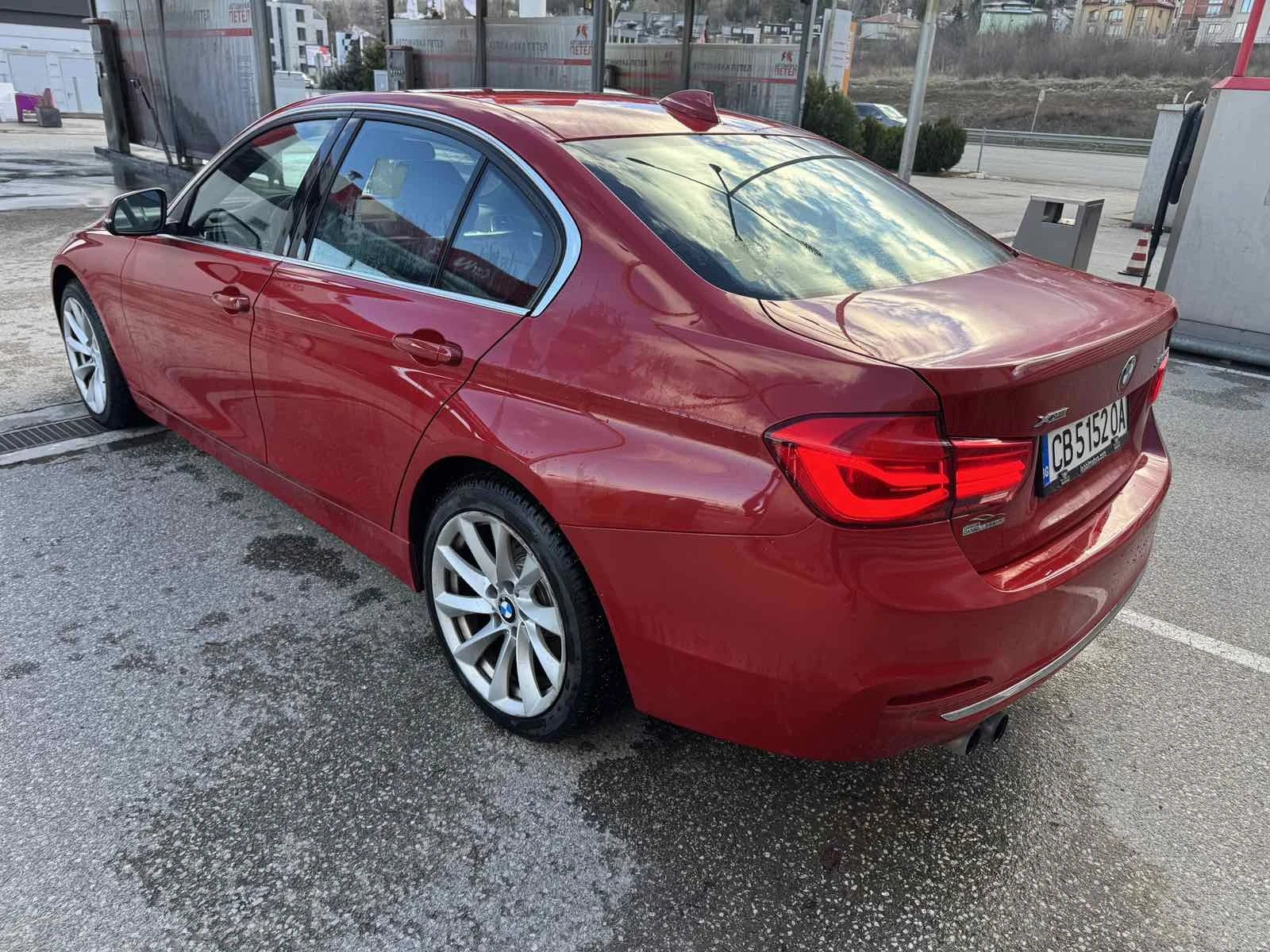 BMW 330  2.0L X-drive КАСКО НОВИ ГУМИ TOP ОБСЛУЖЕН - изображение 8