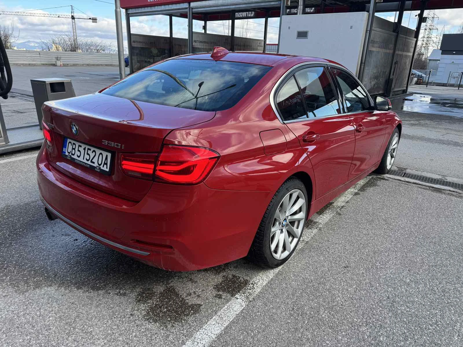 BMW 330  2.0L X-drive КАСКО НОВИ ГУМИ TOP ОБСЛУЖЕН - изображение 10