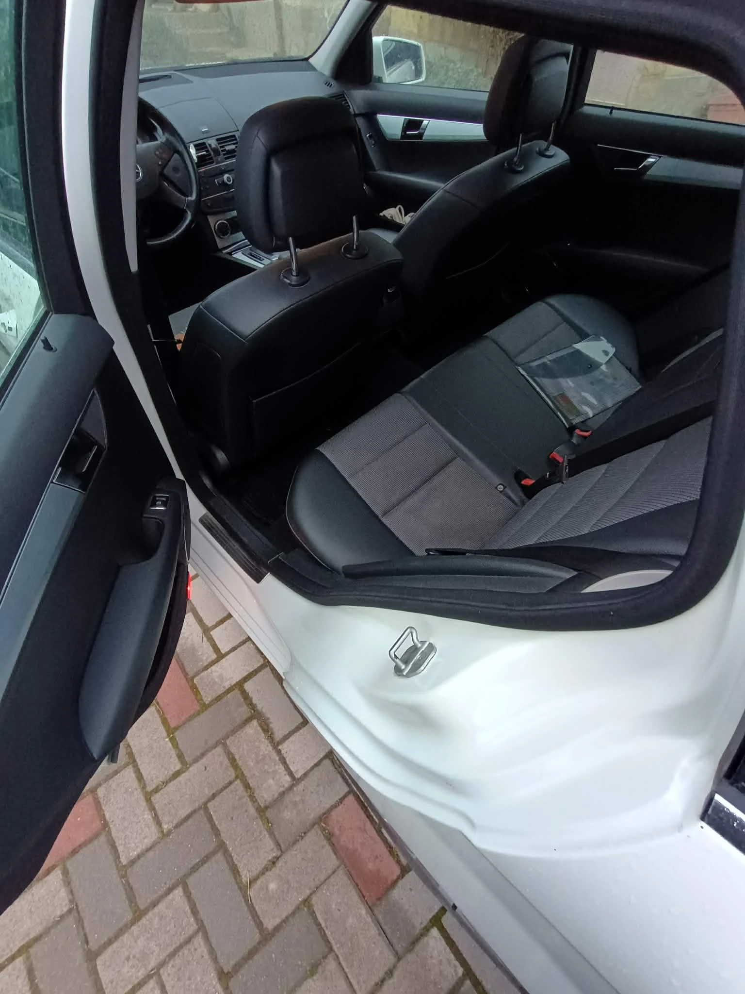 Mercedes-Benz C 180, снимка 7 - Автомобили и джипове - 54271087