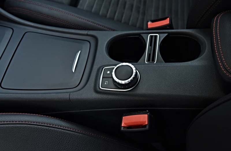 Mercedes-Benz GLA 220 AMG OPTICA/KAMERA 4 МАТИК/, снимка 12 - Автомобили и джипове - 50799354